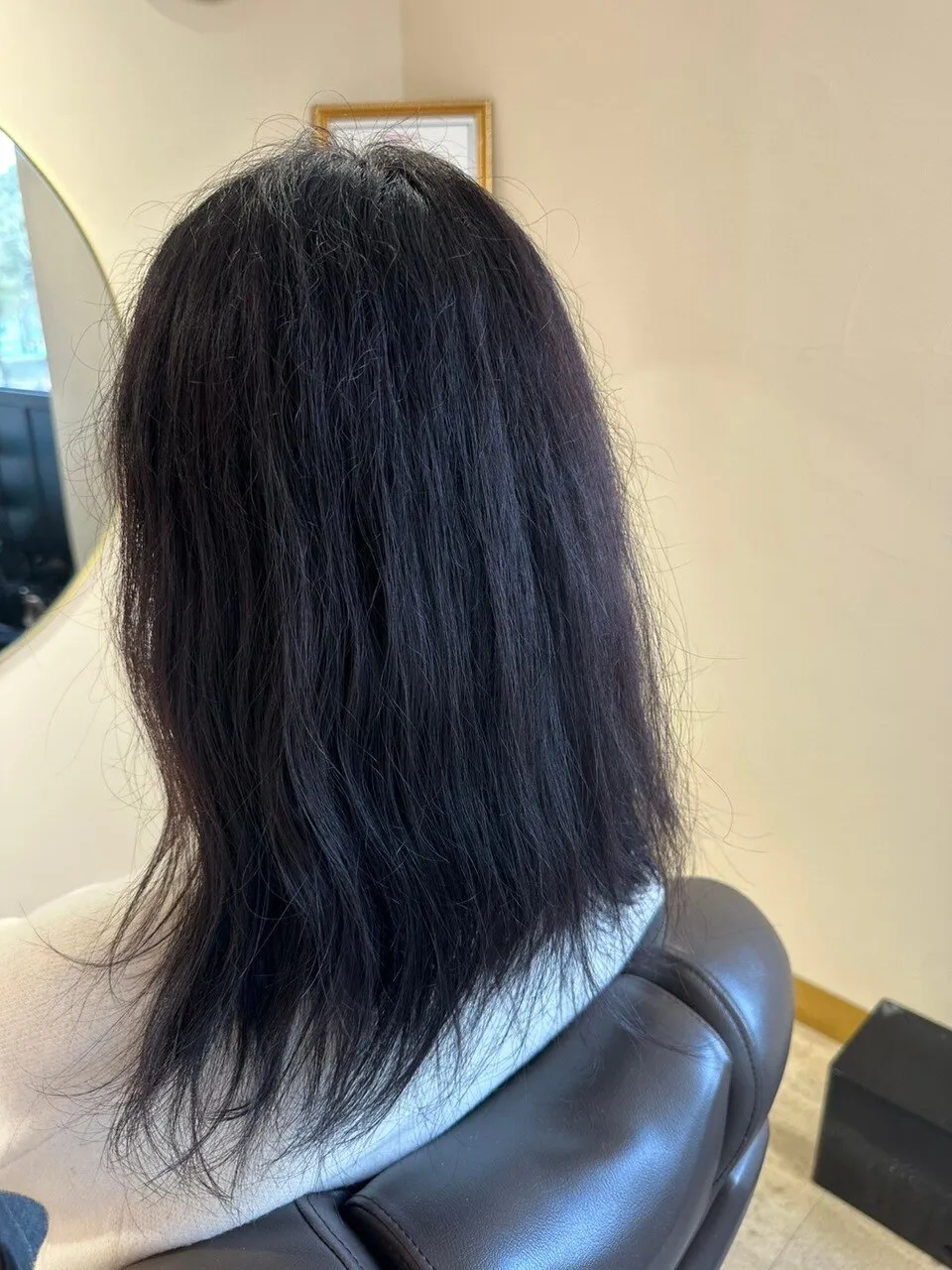 ヘアチューニングで表面のパヤ毛とうねりが整い、まとまりと艶が出た髪